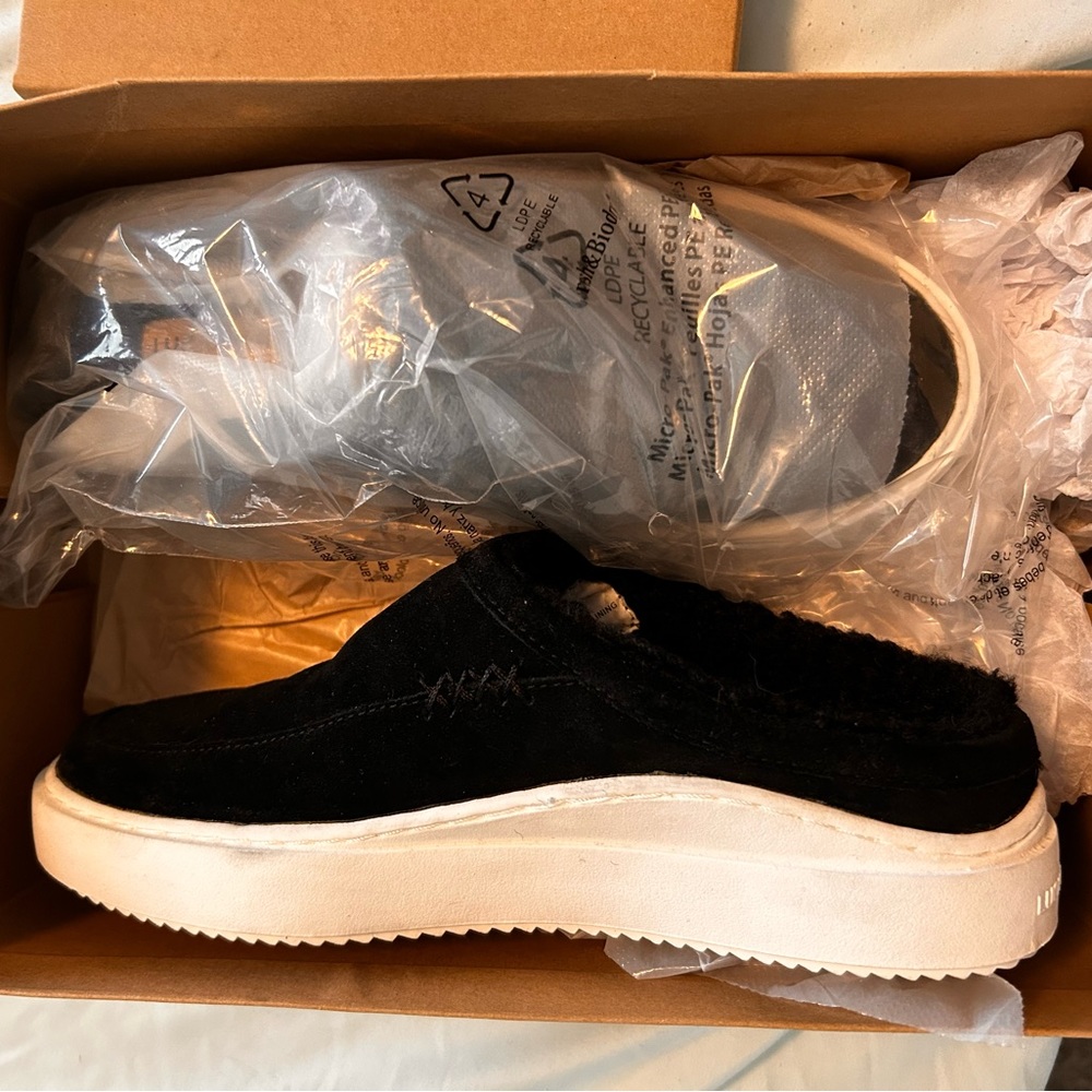 NEW, IN BOX, NEVER WORN LUCKY BRAND SHOES. WOMENS SIZE 8